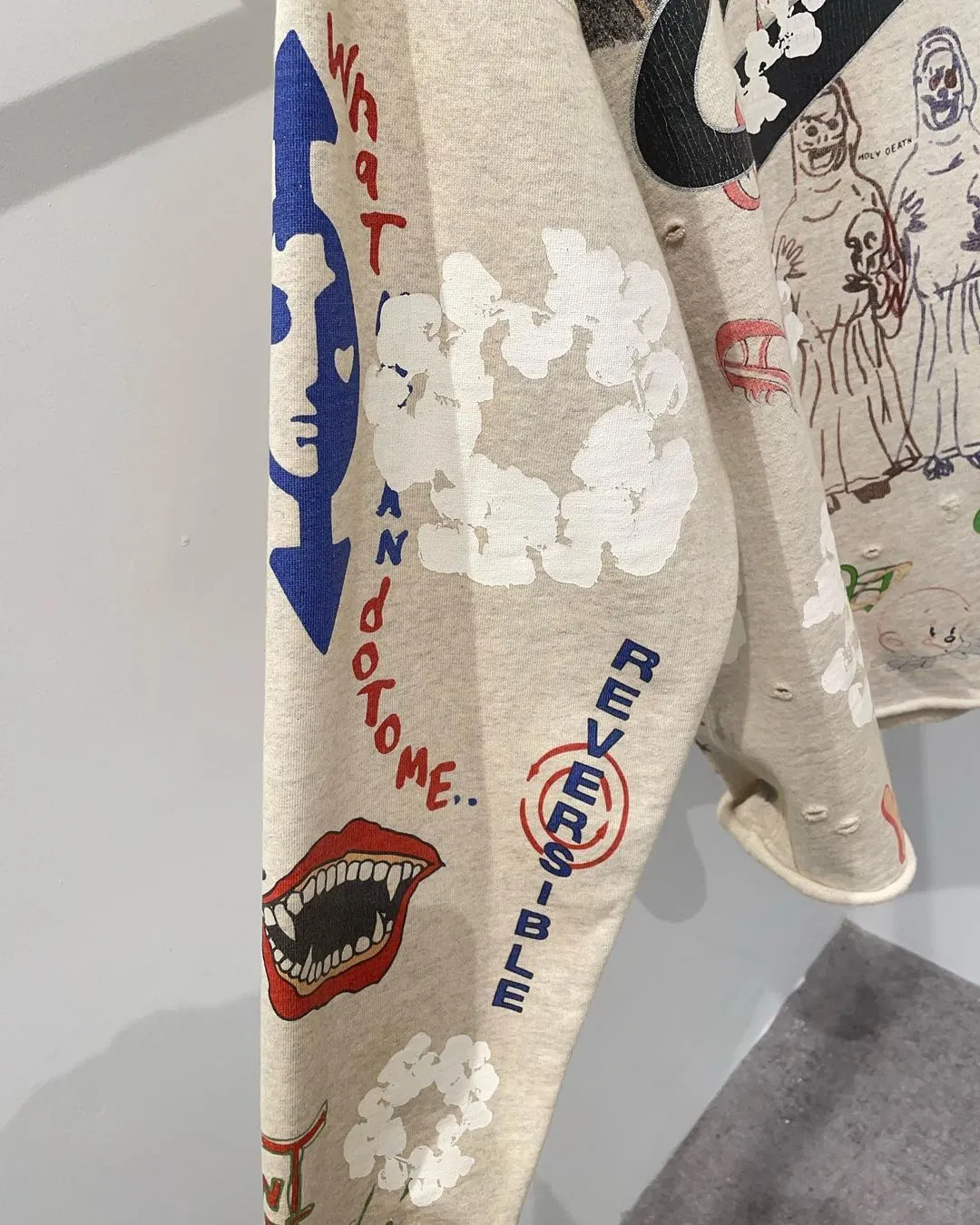 DENIM TEARS × ©SAINT M×××××× "SAINT TEARS" Graffiti Hoodie Joint Model Cotton Graffiti Hoodie Fully Printed Washed Distressed Holes Vintage Sweatshirt Gray S-XL Super Heavy Duty! The whole piece is printed with 35 screens and counterpoint printing!